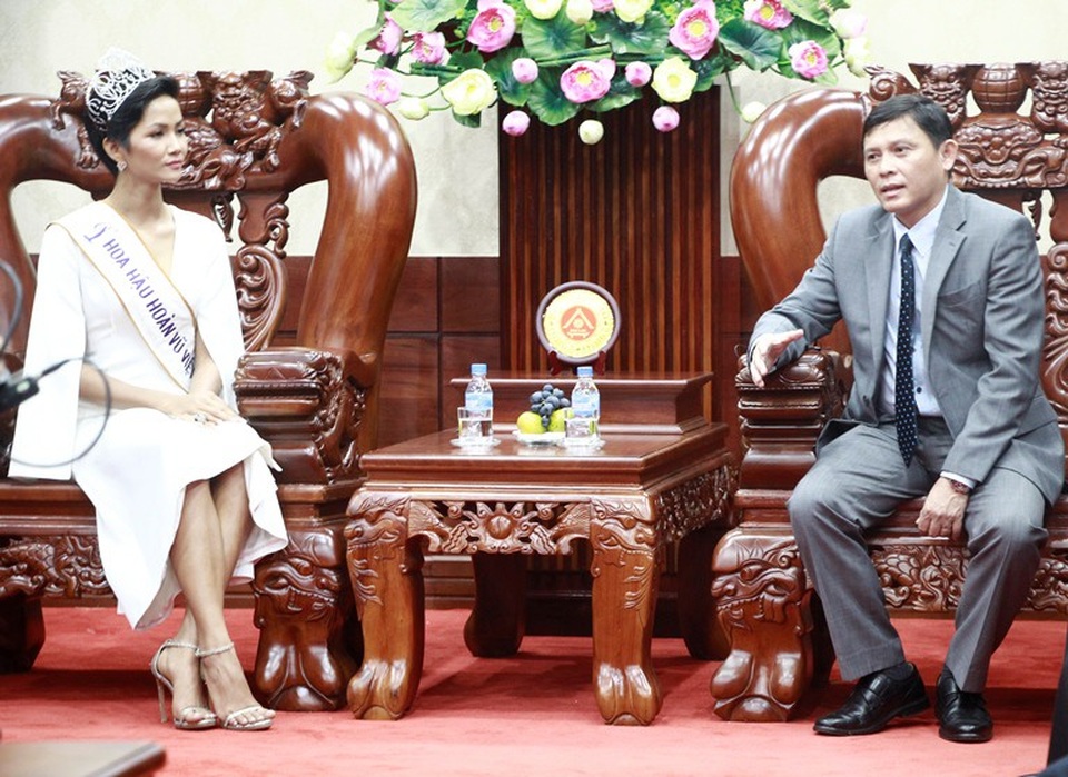 Hoa hậu Hoàn vũ H’Hen Niê xúc động ngày quay về quê hương Đắk Lắk - 1 Tân hoa hậu Hoàn vũ HHen Niê gặp mặt thân thiết cùng lãnh đạo UBND tỉnh Đắk Lắk