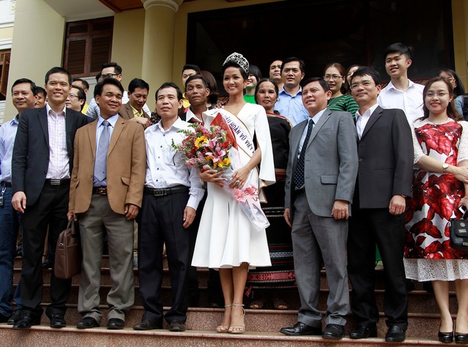 Hoa hậu Hoàn vũ H’Hen Niê xúc động ngày quay về quê hương Đắk Lắk - 4 Tân Hoa hậu Hoàn vũ chụp ảnh kỷ niệm cùng lãnh đạo UBND tỉnh Đắk Lắk