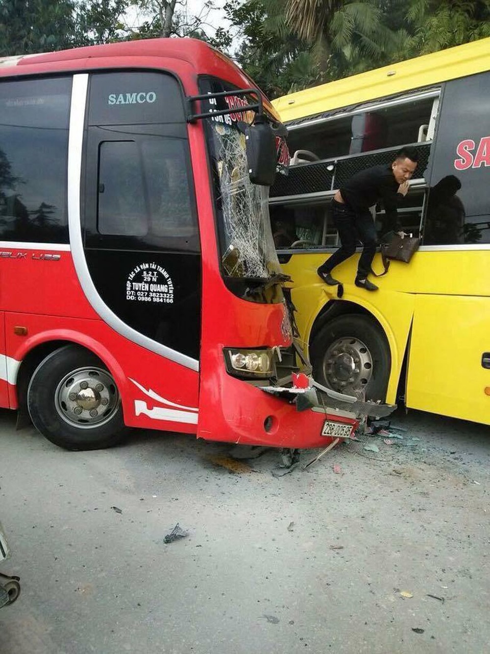 Hai xe đấu đầu kinh hoàng, hành khách phá cửa kính thoát thân - 1 Một hành khách phải phá cửa kính chui ra ngoài.