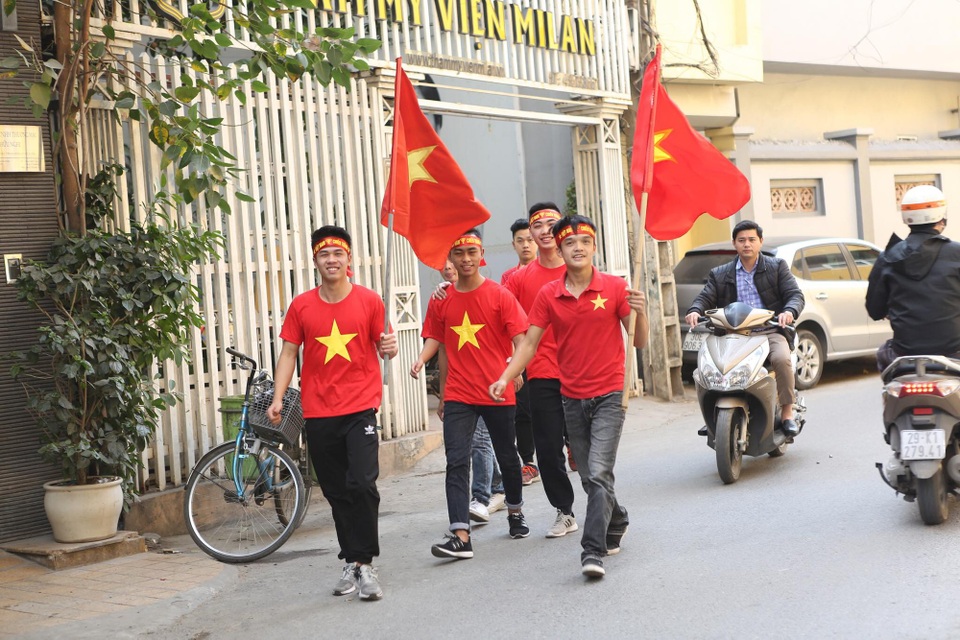 Thắng Qatar trên loạt luân lưu, U23 Việt Nam vào chung kết giải U23 châu Á - 23
Các bạn trẻ hứng khởi, bên lá cờ Việt Nam và mong thầy trò HLV Park Hang Seo đánh bại U23 Qatar