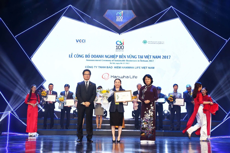 Hanwha Life Việt Nam: Thành công đến từ nội lực - 1 Bà Nguyễn Nhã Ngọc Trâm Anh, Phó Tổng Giám Đốc Điều Hành Hanwha Life Việt Nam, nhận giải thưởng Top 10 Doanh nghiệp Phát triển Bền vững năm 2017.