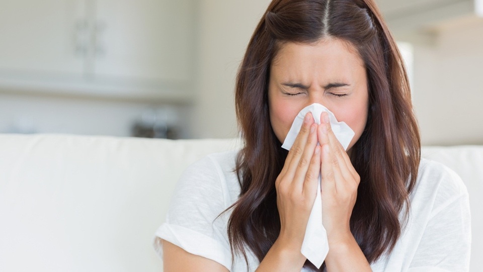 Một người đàn ông bị vỡ cổ họng khi cố nhịn hắt hơi - 1 Một người đàn ông bị vỡ cổ họng khi cố nhịn hắt hơi - 1