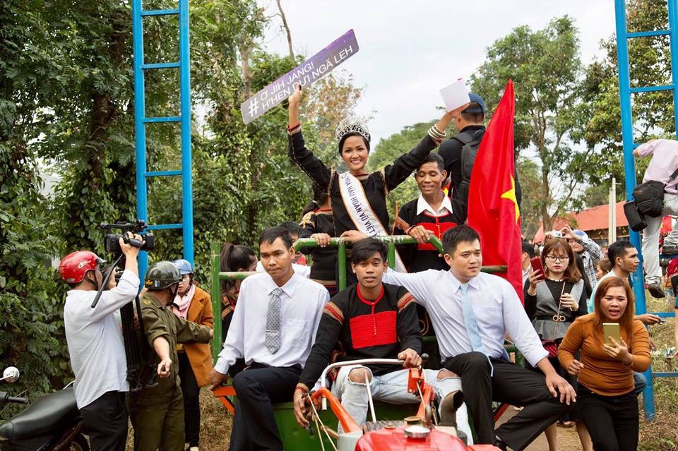 Những nhan sắc người dân tộc nổi bật nhất showbiz Việt - 16 Mới đây, khi cô trở về buôn làng và trên xe công nông cùng bố mẹ – điều chưa từng diễn ra với bất kỳ hoa hậu nào cũng đã nhận được sự chào đón nồng nhiệt của hàng ngàn người dân nơi đây và càng nhiều thiện cảm từ công chúng.