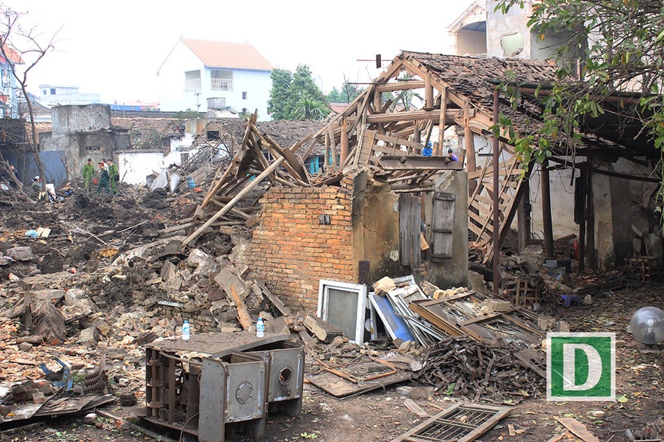 Khởi tố bị can chủ kho phế liệu trong vụ nổ làm 2 người chết - 1
Hiện trường vụ nổ kinh hoàng làm 2 người chết, nhiều người bị thương, 4 ngôi nhà bị thổi bay hoàn toàn.