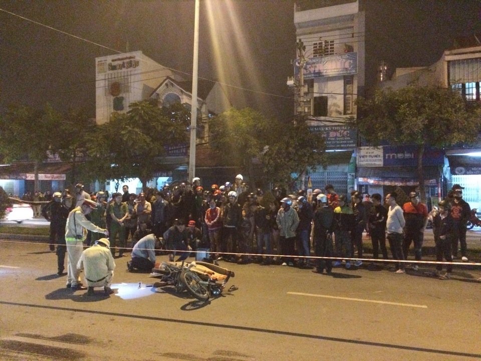 Xe máy va chạm xe tải trong đêm, nam thanh niên tử vong tại chỗ - 1 Hiện trường vụ tai nạn