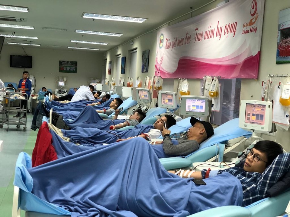Máu hiến tình nguyện, vì sao người bệnh vẫn phải trả phí? - 2 Người dân tham gia hiến máu tại Viện Huyết học và Truyền máu Trung ương. Ảnh: H.Hải