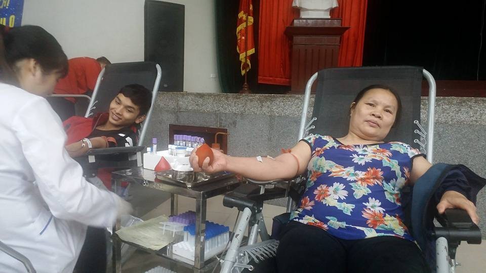 Cứu người bệnh, dân Hà Nội xếp hàng chờ hiến máu - 3 Một phụ nữ trung niên tham gia hiến máu tình nguyện, vì hiểu nỗi đau của những người bệnh cần máu để điều trị. Ảnh: V.T