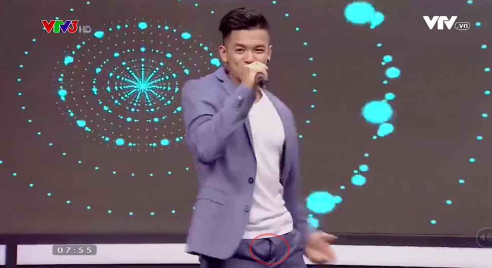 Trọng Hiếu Idol “quên” kéo khoá quần khi biểu diễn trên truyền hình - 1 Trọng Hiếu gặp sự cố ngoài ý muốn ngay ở chương trình đầu tiên của năm mới.
