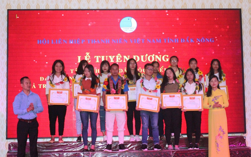 Tuyên dương tân sinh viên dân tộc thiểu số đạt thành tích cao - 1
Tỉnh Đắk Nông tặng bằng khen cho những sinh viên có thành tích cao