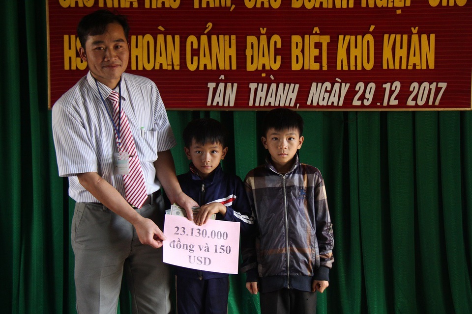 Gần 96 triệu đồng đến với ba anh em có bố mắc ung thư, ông bị mù - 1 Đại diện trường trao tặng số tiền hơn 28 triệu đồng đến với hai anh em Duy