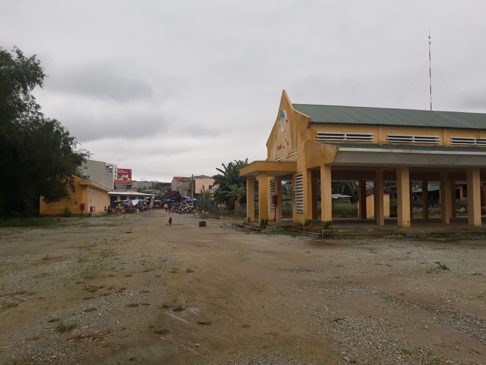 Khu nhà lồng và 2 dãy kiot chợ Nghĩa Phương nằm cách xa nhau và vẫn trong tình trạng cửa đóng, then cài suốt 6 tháng qua