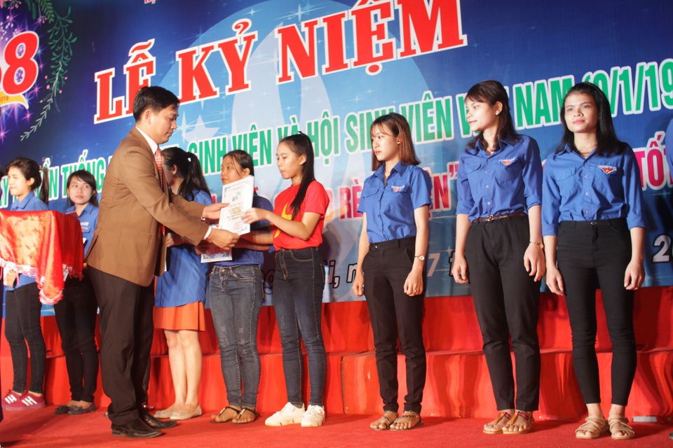 Quảng Ngãi: Tuyên dương học sinh, sinh viên học tập và rèn luyện tốt - 1
Tỉnh Đoàn Quảng Ngãi tuyên dương học sinh, sinh viên có thành tích tốt trong học tập và rèn luyện
