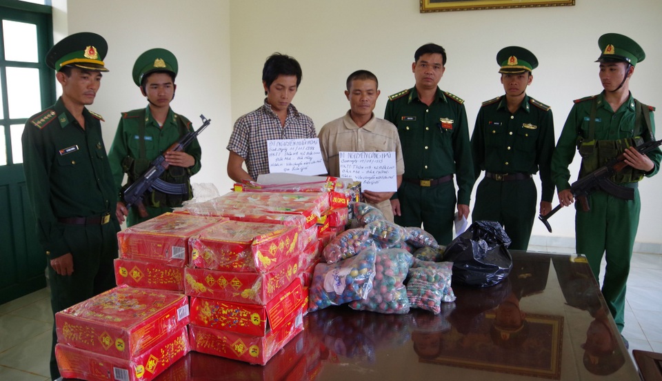 Bộ đội biên phòng bắt giữ hai đối tượng vận chuyển pháo về Việt Nam (ảnh: Văn Hoàn-BĐBP Đắk Nông)