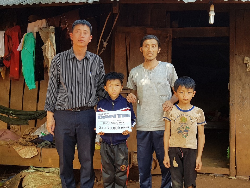 Thêm 24 triệu đồng bạn đọc hỗ trợ gia đình bé trai có bố ung thư, ông bị mù - 1 Đại diện trường Tiểu học Ngô Gia Tự trao quà bạn đọc báo Dân trí đến gia đình em Duy