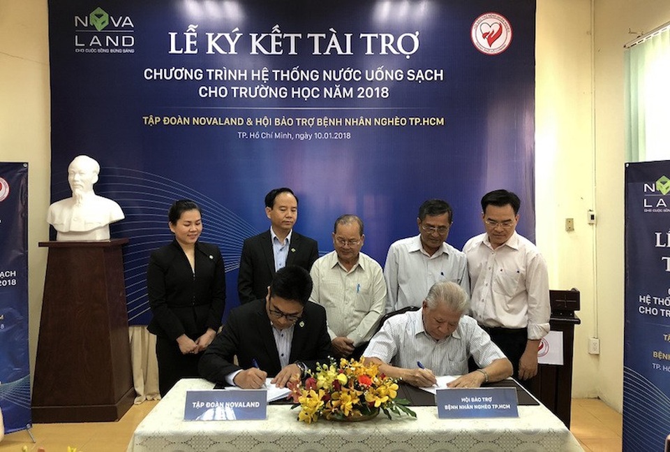 Hệ thống nước uống sạch sắp đến với các trường học vùng sâu vùng xa - 1 Ông Bùi Xuân Huy – Tổng Giám đốc Tập đoàn Novaland và Tiến sỹ Trần Thành Long – Chủ tịch Hội Bảo trợ bệnh nhân nghèo TP.HCM ký biên bản ghi nhớ tài trợ, thông qua kế hoạch thực hiện chương trình