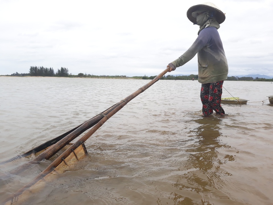 Quảng Ngãi: Nhọc nhằn đãi cát tìm hến nơi cửa sông - 5 Nghề nhủi hến tuy cực nhọc nhưng là kế sinh nhai của hàng trăm người dân vùng cửa sông Trà Khúc