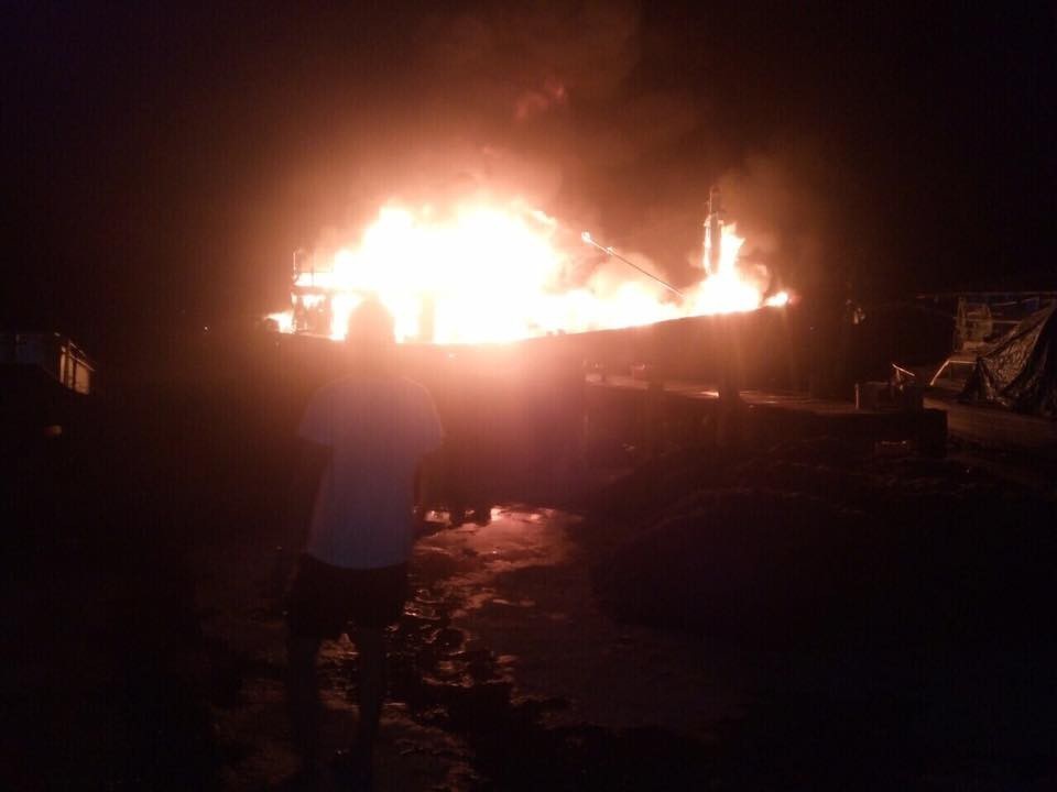 Ngư dân Nguyễn Thùy bất lực nhìn tàu cá, ngư lưới cụ trị giá trên 3 tỷ đồng cháy rụi trong đêm