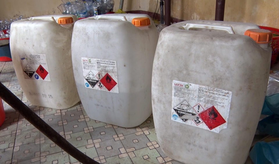 Các thùng axit dùng pha với nước lã làm giấm ăn bán ra thị trường