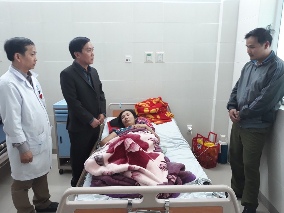 Vụ thai phụ bị phát nhầm thuốc phá thai: Giám đốc Sở Y tế Quảng Ngãi nhận trách nhiệm - 2 Giám đốc Sở Y tế Quảng Ngãi đến thăm, xin lỗi gia đình thai phụ mất con do nữ hộ sinh cấp nhầm thuốc