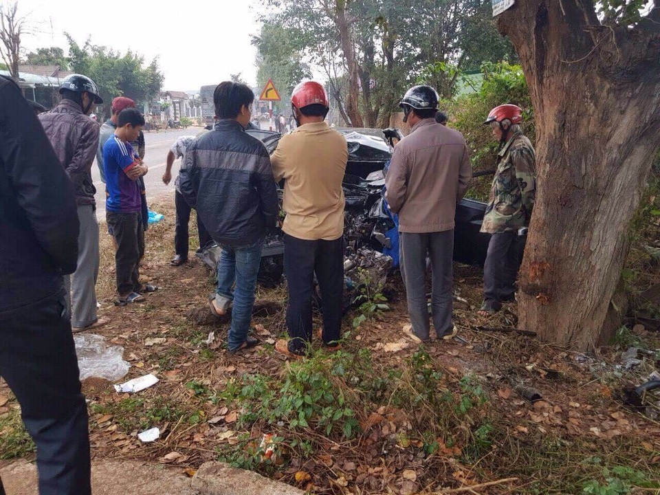 Ô tô con tông xe tải, 5 người thương vong - 1 Hiện trường vụ tai nạn khiến 5 người thương vong