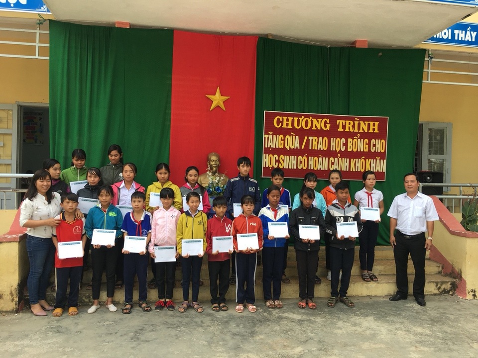 120 suất học bổng Grobest đến với học sinh nghèo Đắk Nông - 1 Trao học bổng Grobest cho học sinh xã Quảng Sơn