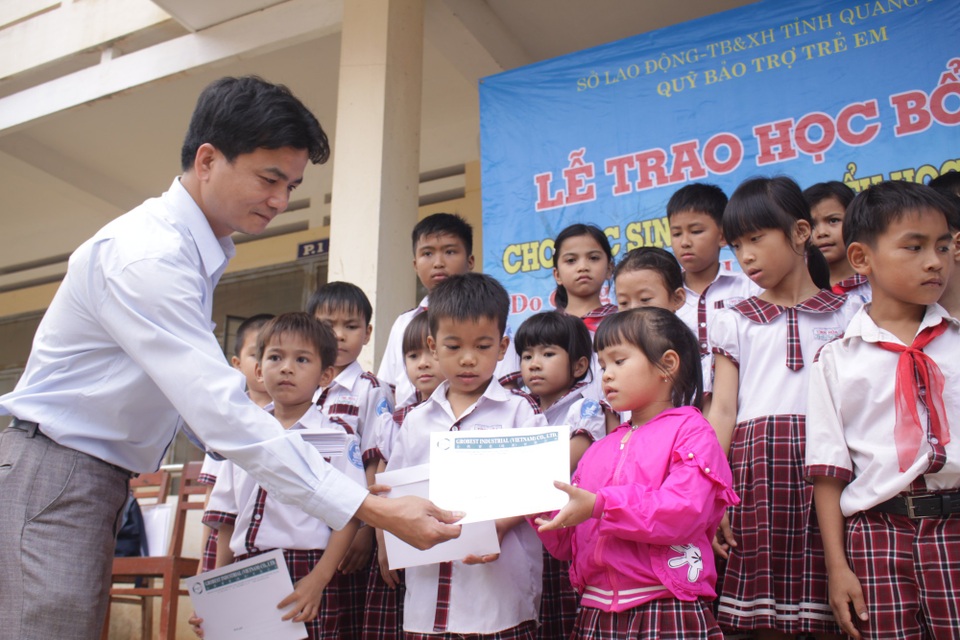 Trao 250 suất học bổng Grobest đến học sinh nghèo Quảng Ngãi - 1 Đại diện Công ty TNHH Grobest Việt Nam trao học bổng cho học sinh trường Tiểu học Tịnh Hòa 1 (TP. Quảng Ngãi)