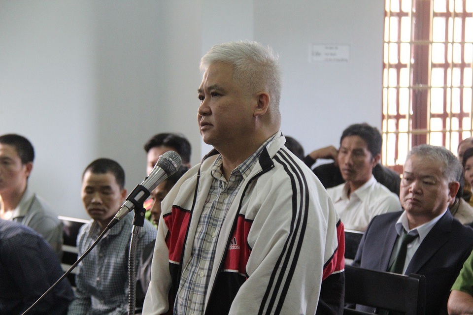Xử vụ nổ súng tại Đắk Nông: Nhiều năm tranh chấp đất, kết thúc bằng loạt súng - 1 Bị cáo Nghiêm Xuân Thiên Sửu liên tục trả lời quanh co, chối tội