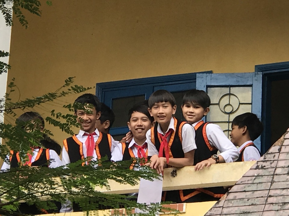Học sinh người dân tộc Hrê xúng xính trang phục truyền thống đến trường - 2 Sự phối hợp giữa trang phục dân tộc với bộ quần tây, áo trắng làm cho học sinh nam trở nên nổi bật, khỏe khoắn hơn