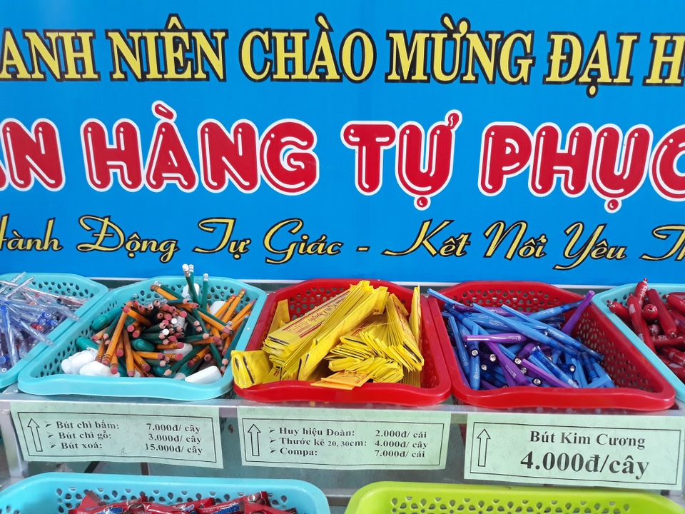 Độc đáo gian hàng tự phục vụ ở trường THPT Huỳnh Thúc Kháng - 2 Mỗi món hàng được ghi giá rõ ràng để học sinh tự trả tiền
