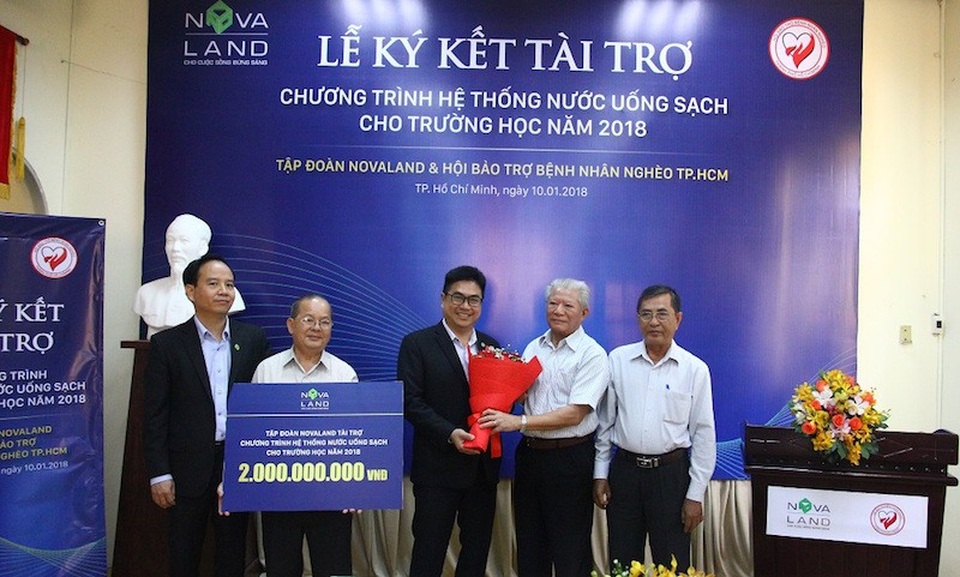 Hệ thống nước uống sạch sắp đến với các trường học vùng sâu vùng xa - 2 Đại điện Tập đoàn Novaland trao tặng số tiền 2 tỷ đồng Hội Bảo trợ bệnh nhân nghèo TP.HCM