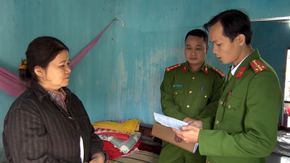 Lực lượng chức năng lập biên bản tạm giữ các loại hóa chất, giấm ăn tại cơ sở của bà Châu Thị Loan để xử lý theo quy định của pháp luật