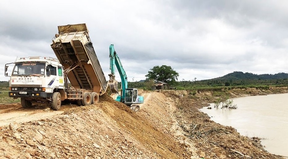 Đắk Nông: Gia cố bờ sông sạt lở cuốn trôi nhà cửa vườn tược của dân! - 2 Cơ quan chức năng đang cho máy móc gia cố lại tuyến đê bao bị sạt lở trước đó