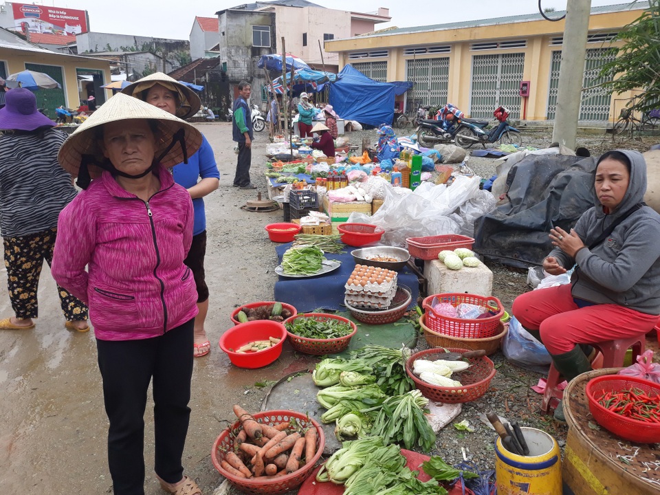 Tiểu thương phản ánh với phóng viên Dân trí những bất cập tại chợ Nghĩa Phương