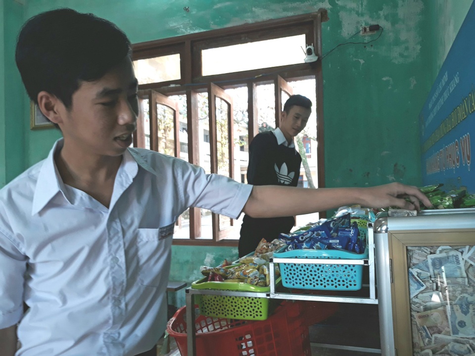 Độc đáo gian hàng tự phục vụ ở trường THPT Huỳnh Thúc Kháng - 3 Toàn bộ lợi nhuận sẽ được dùng hỗ trợ học sinh khó khăn của nhà trường