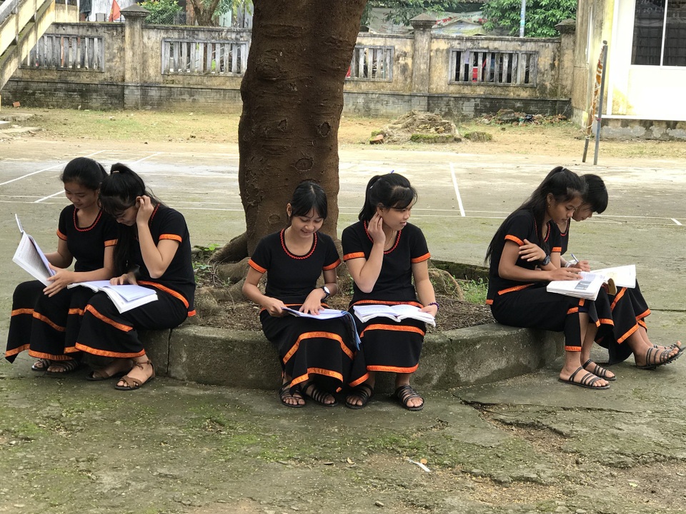 Học sinh người dân tộc Hrê xúng xính trang phục truyền thống đến trường - 4 Đưa trang phục truyền thống của người dân tộc thiểu số vào trường học góp phần khơi dậy niềm tự hào và ý thức giữ gìn, phát huy bản sắc văn hóa dân tộc của học sinh