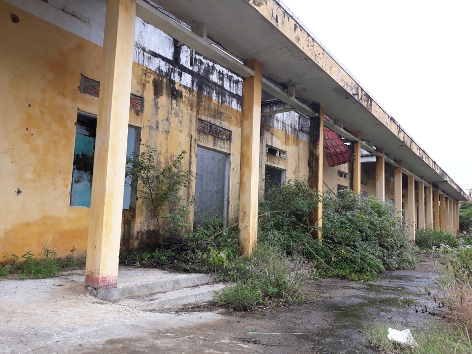 Hoang tàn "thành phố trong mơ" - 4 Một dãy phòng học đã hư hỏng nặng