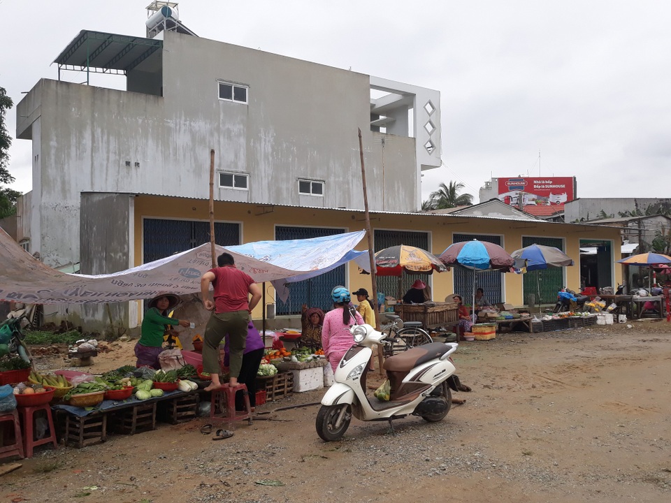 Một dãy kiot do người dân xây dựng nằm trong khu vực chợ Nghĩa Phương vừa hoàn thành