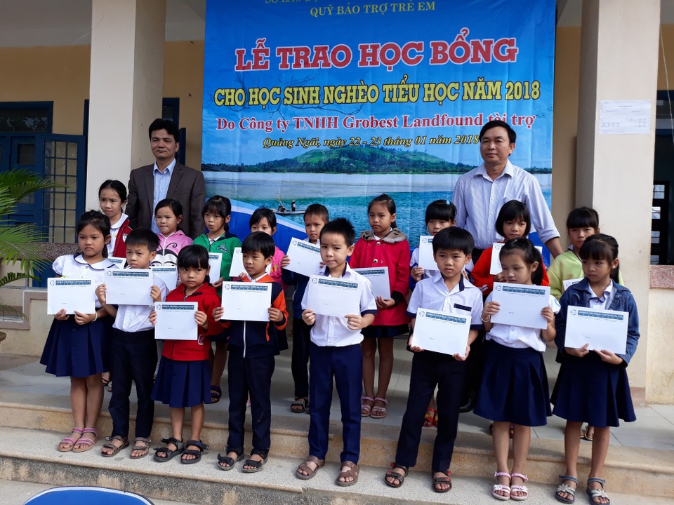 Trao 250 suất học bổng Grobest đến học sinh nghèo Quảng Ngãi - 3 Trao học bổng tại trường Tiểu học Bình Dương (huyện Bình Sơn)