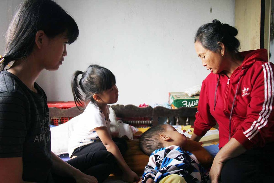 “Đầu cháu sắp nổ tung, nhưng vợ chồng em cùng đường rồi !” - 5 Gia đình đã cố gắng chạy chữa nhưng do số tiền quá lớn, đành phải xin bệnh viện về nhà chờ chết