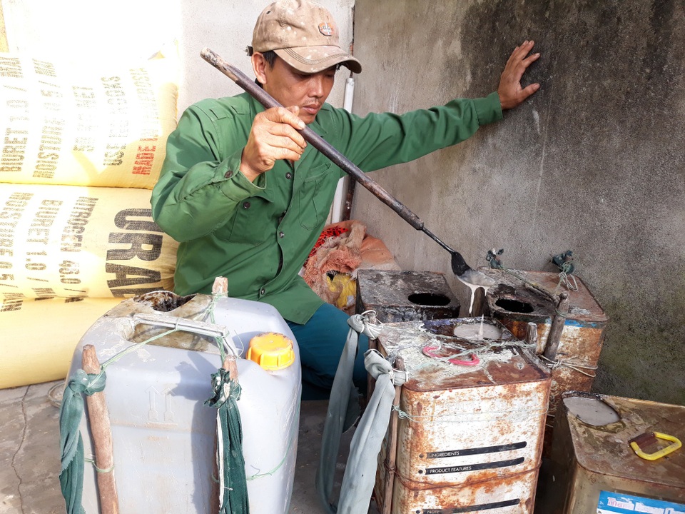 Quảng Ngãi: Độc đáo nghề cạo nhựa dầu rái - 6 Loại nhựa màu trắng đục của cây dầu rái được ngư dân mua với giá 450 ngàn đồng mỗi thùng 20 lít