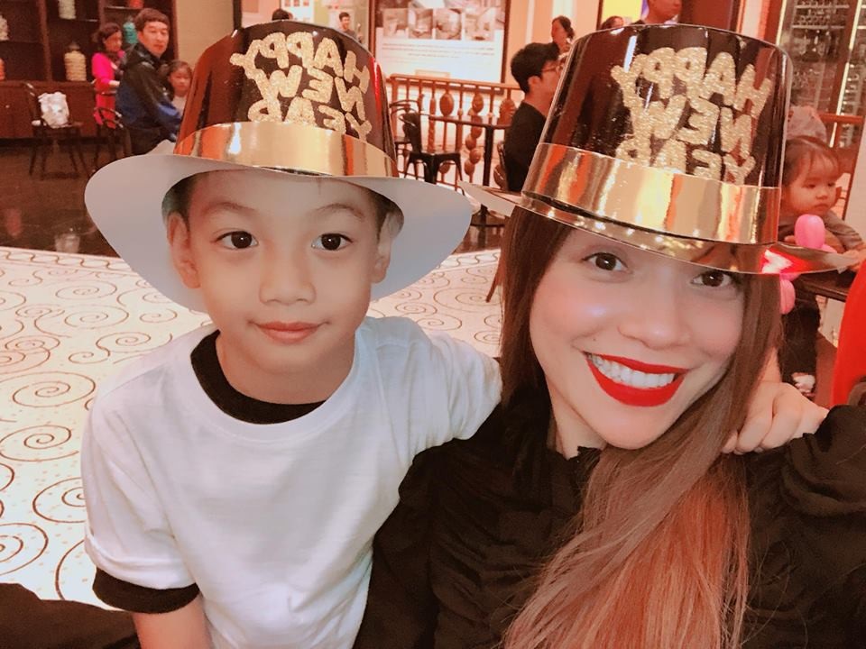 Ca sĩ Hồ Ngọc Hà chia sẻ hình ảnh bên con trai trong những ngày cuối năm, cô viết: “Trưa nay cậu chạy show với mẹ ở Gem, và bây giờ đang chạy show tiếp cùng mẹ và đại gia đình ở Hồ Tràm... Cuối năm bên những người thân yêu và khán giả không còn gì hạnh phúc hơn”. Cô cũng dành lời chúc năm mới đến khán giả của mình: “Xin chúc cả nhà một năm mới thịnh vượng và thật nhiều sức khoẻ”.
