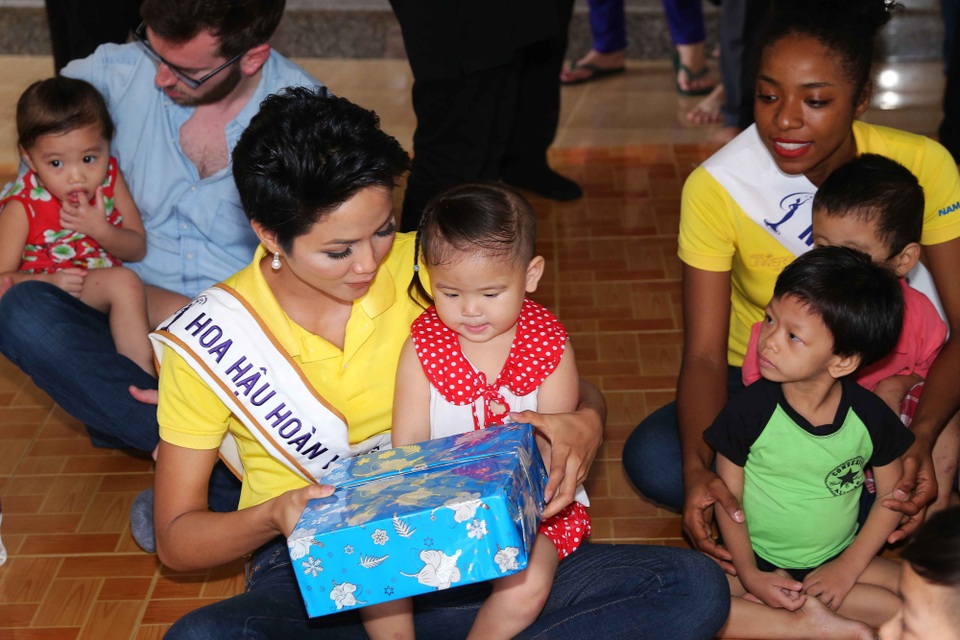 Hoa hậu H’hen Niê chia sẻ: “Tôi rất vui vì được đến thăm và chơi đùa cùng các bé. Sự hồn nhiên, vô tư ấy khiến tôi thấy ấm lòng hơn. Tôi thấy mình cần phải đi nhiều nơi hơn nữa để lan tỏa tình yêu thương đến tất cả mọi người. Đó là trách nhiệm mà tôi nhận thức được khi khoác lên người danh hiệu tân Hoa hậu Hoàn vũ Việt Nam”.