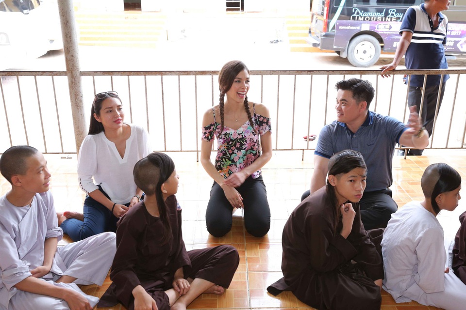 Xóa bỏ mọi rào cản về  ngôn ngữ, Hoa hậu Dayana thân thiện giao lưu cùng các bé, cô còn hào hứng hát và vỗ tay theo giai điệu bài hát thiếu nhi Việt Nam.