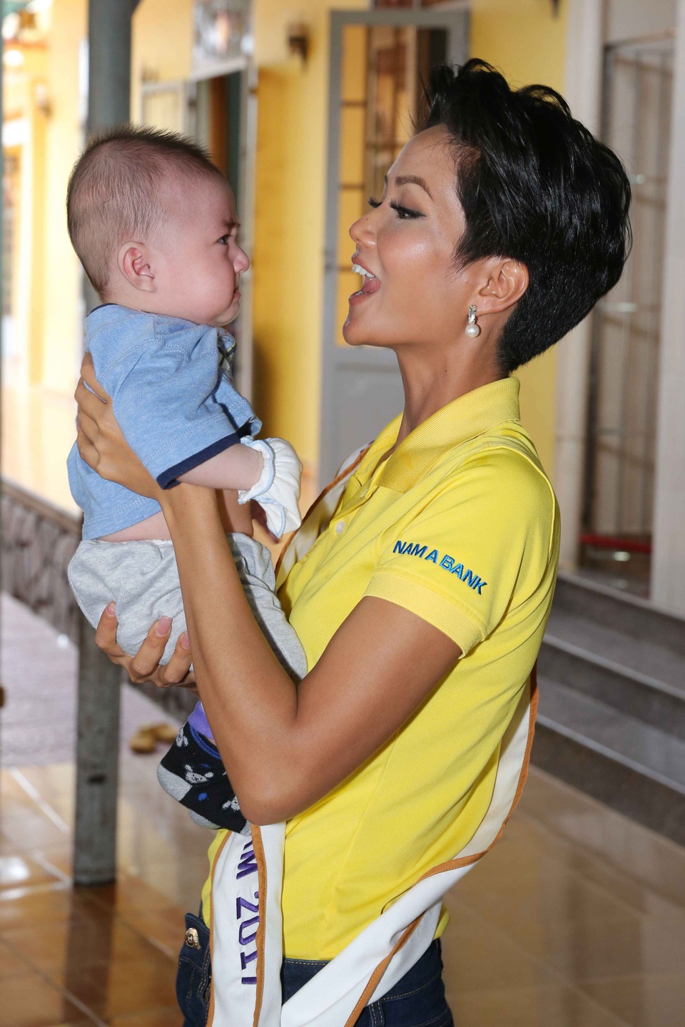 Những hình ảnh đời thường đầu tiên của Hoa hậu Hoàn vũ H'hen Niê - 8