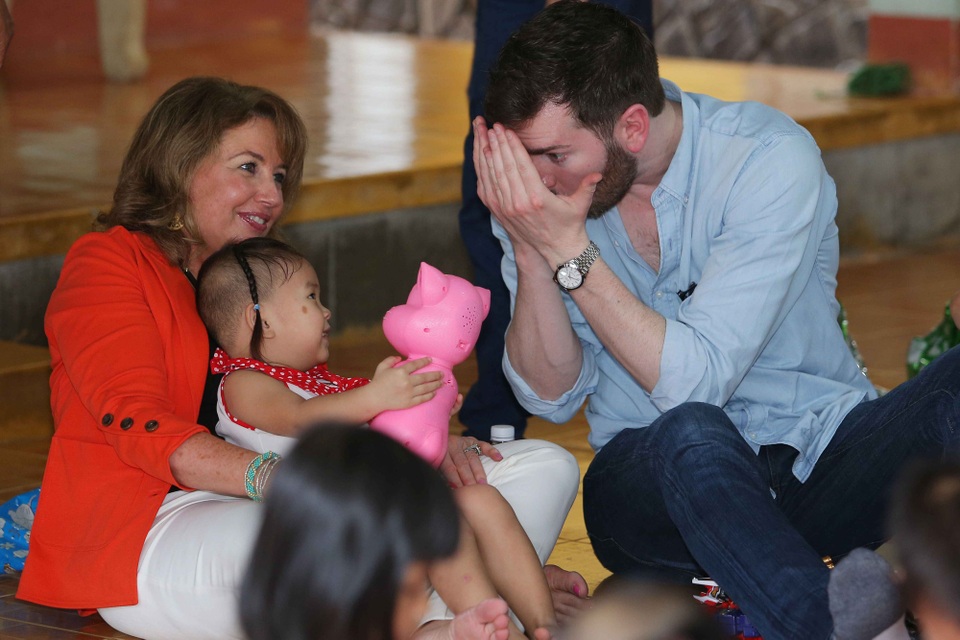 Bà Paula Shugart – Chủ tịch tổ chức Hoa hậu Hoàn vũ Thế giới, ông Shawn Clain – Giám đốc kinh doanh tổ chức Hoa hậu Hoàn vũ Thế giới và Á hậu Nguyễn Thị Loan.