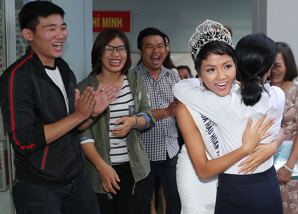 Những cái ôm đầy tình cảm từ thầy cô...