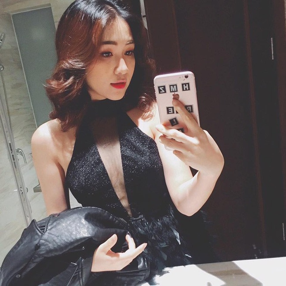 Đọ nhan sắc những “bóng hồng” từng vướng tin đồn tình ái với Công Phượng - 8 Chia sẻ với PV Dân trí, chị gái của Hòa Minzy - nữ MC Nguyễn Thị Hằng nói về tính cách của em gái như sau: “Tôi bên ngoài điềm đạm và lý trí, Hòa bên ngoài bộc trực, tình cảm, mạnh mẽ mà rất sâu sắc”.