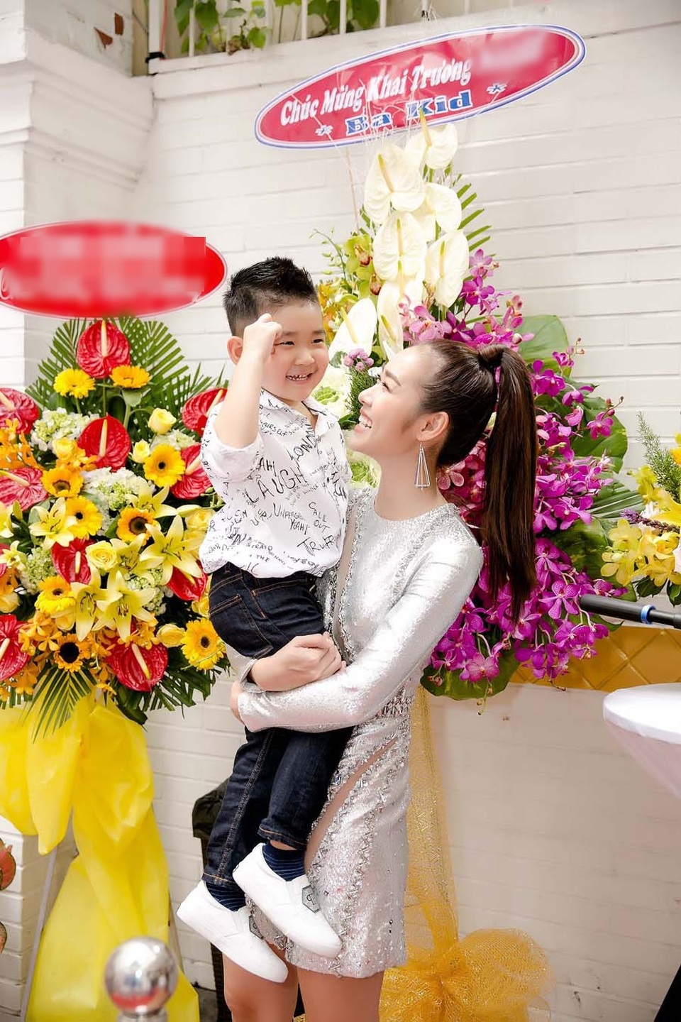 Sau ly hôn, Thành Đạt bất ngờ gửi hoa chúc mừng Diệp Bảo Ngọc - 3 Bé Kid tươi cười liên tục khi thấy lẵng hoa của bố gửi đến chúc mừng.