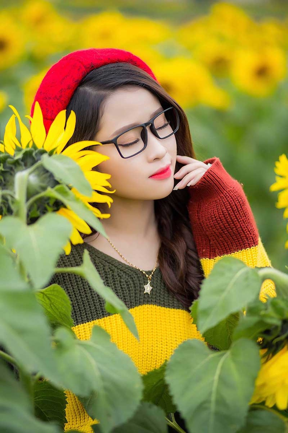 Nữ sinh xứ Nghệ “gây thương nhớ” với bộ ảnh ở cánh đồng hoa hướng dương - 1
Đinh Thị Nguyệt Hằng là cô gái sinh ra và lớn lên ở mảnh đất Nghệ An.