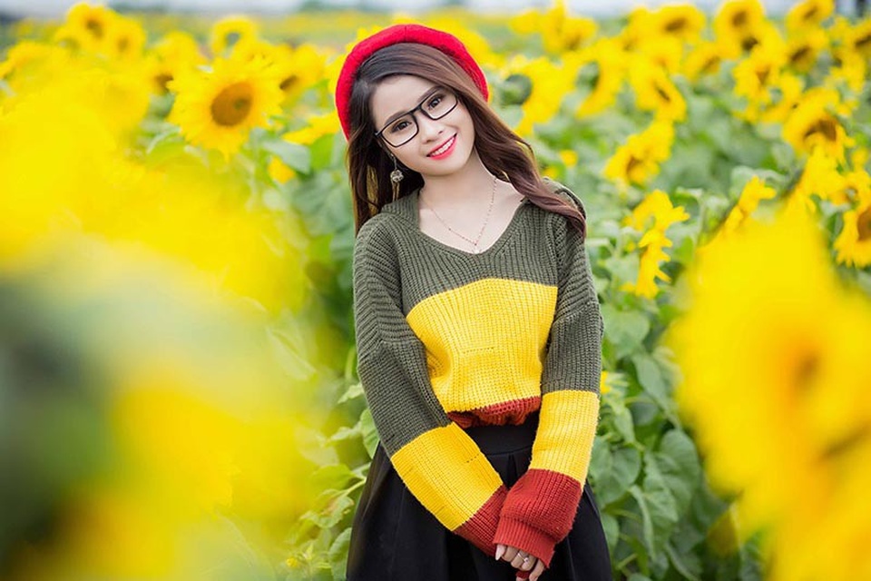 Nữ sinh xứ Nghệ “gây thương nhớ” với bộ ảnh ở cánh đồng hoa hướng dương - 7
Nguyệt Hằng mong muốn cuộc sống sẽ luôn tươi đẹp, an nhiên như nụ cười của cô.